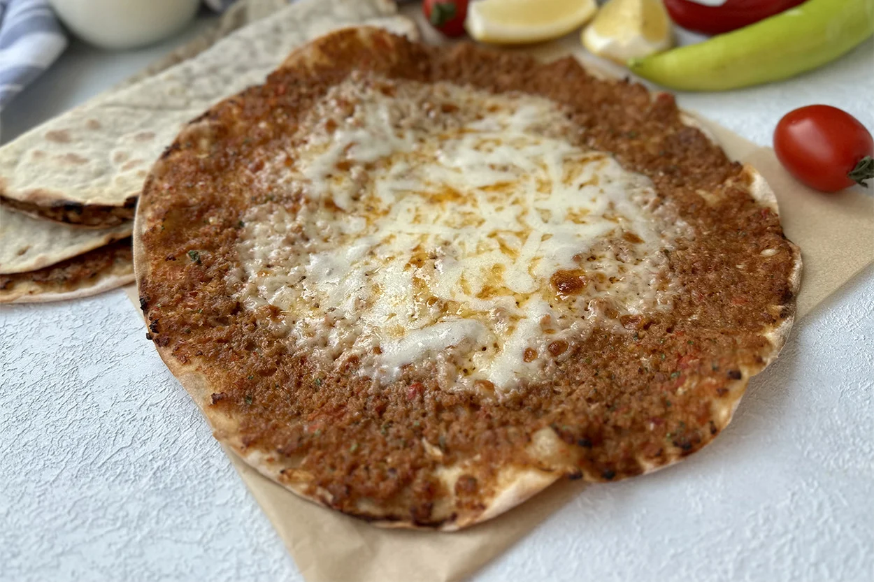Kaşarlı Lahmacun